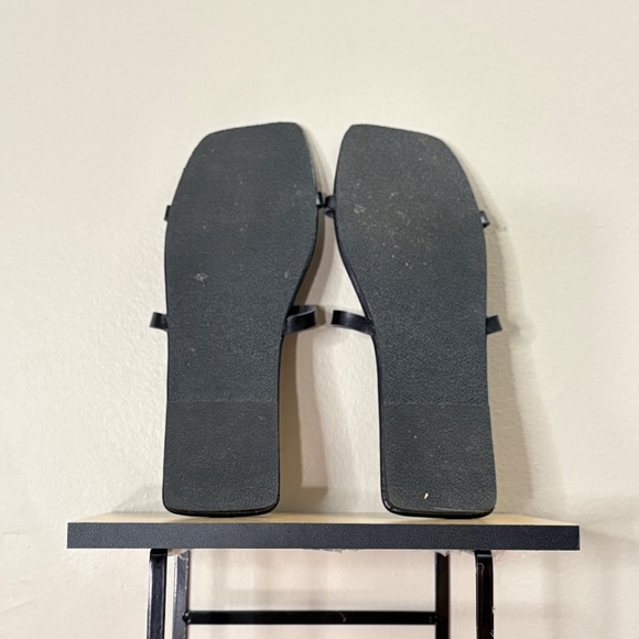 3/$10⚡️GAP Black Leather Strap Minimalistic Square Toe Slip-on Sandal Size 9 - Picture 9 of 10